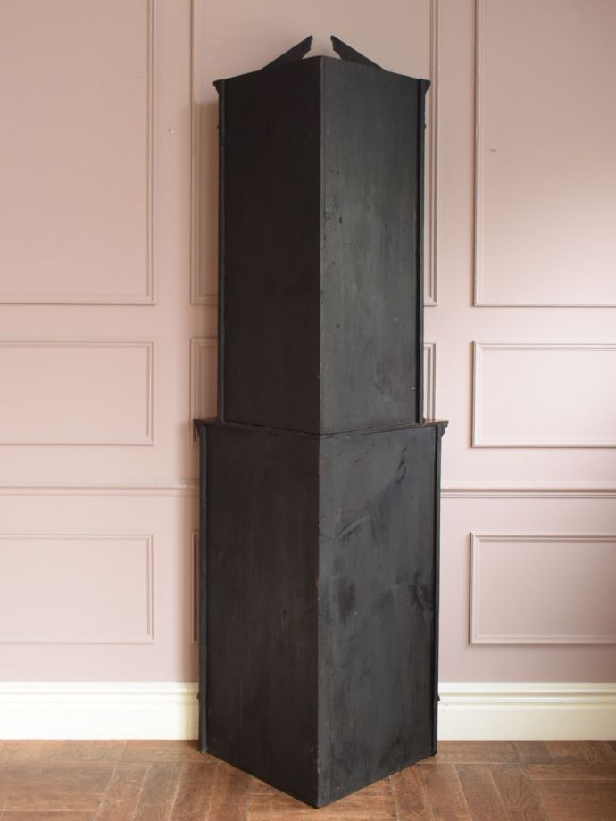 キャビネットの後ろ姿