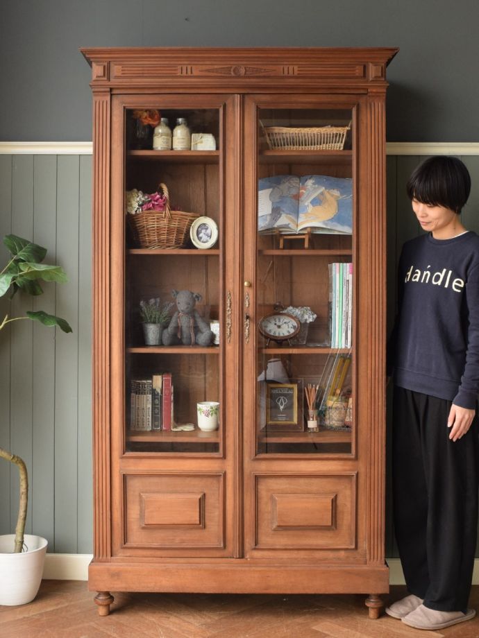 フランスの優雅なキャビネット