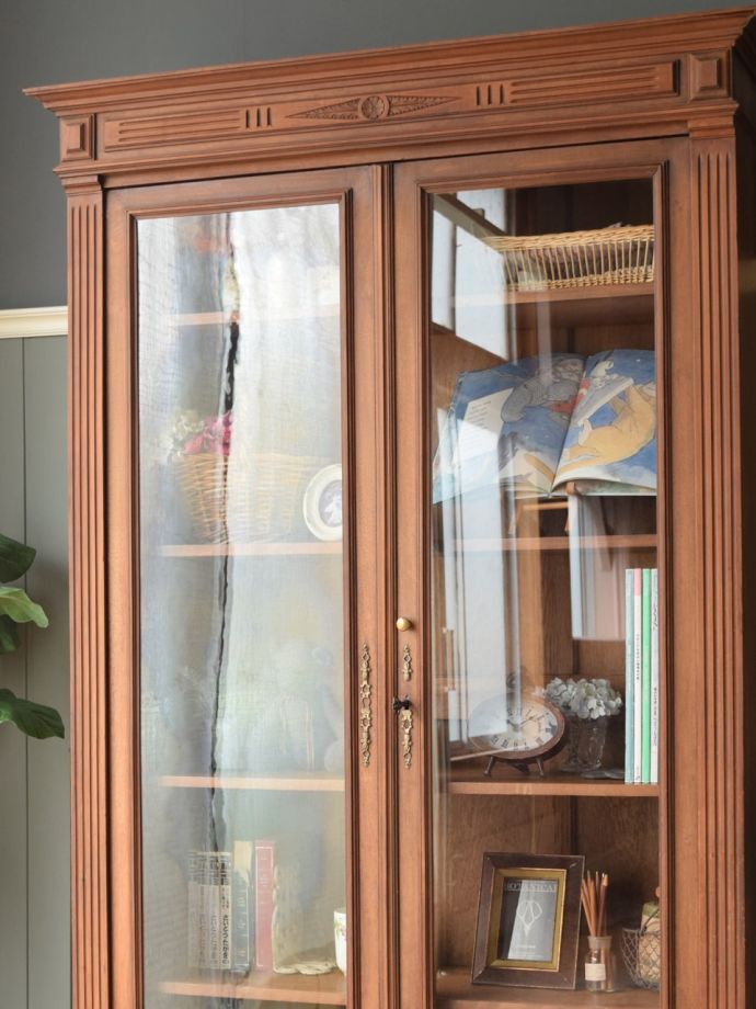 アンティーク家具らしさが漂うキャビネット