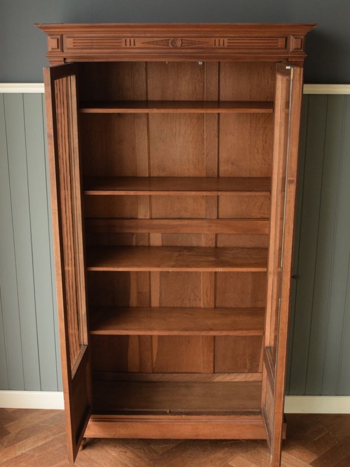 アンティークキャビネットの扉の中