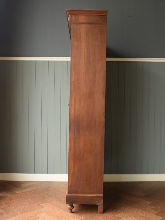 キャビネットの側面