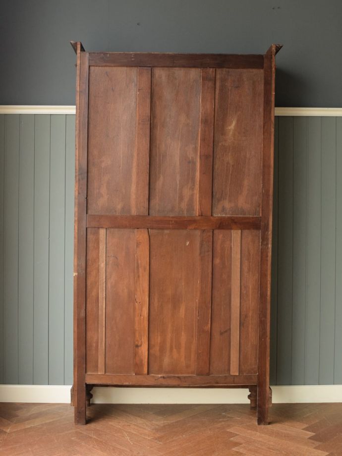 キャビネットの後ろ姿