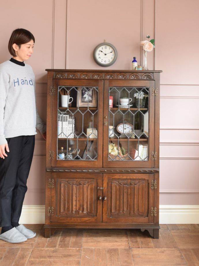 英国アンティークのキャビネット