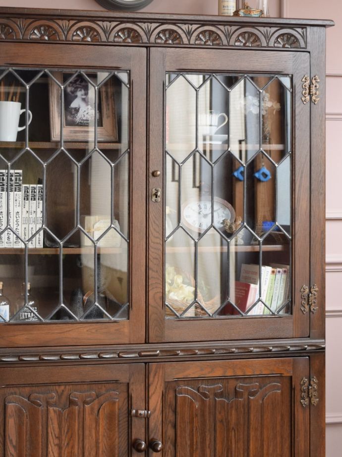 アンティーク家具らしさが漂うキャビネット