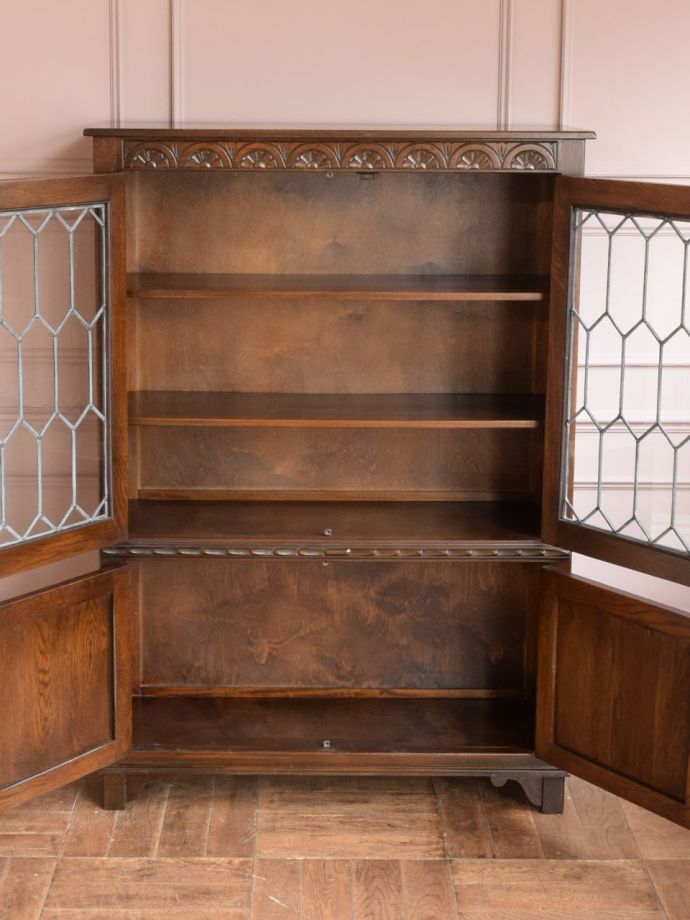 アンティークキャビネット扉の中