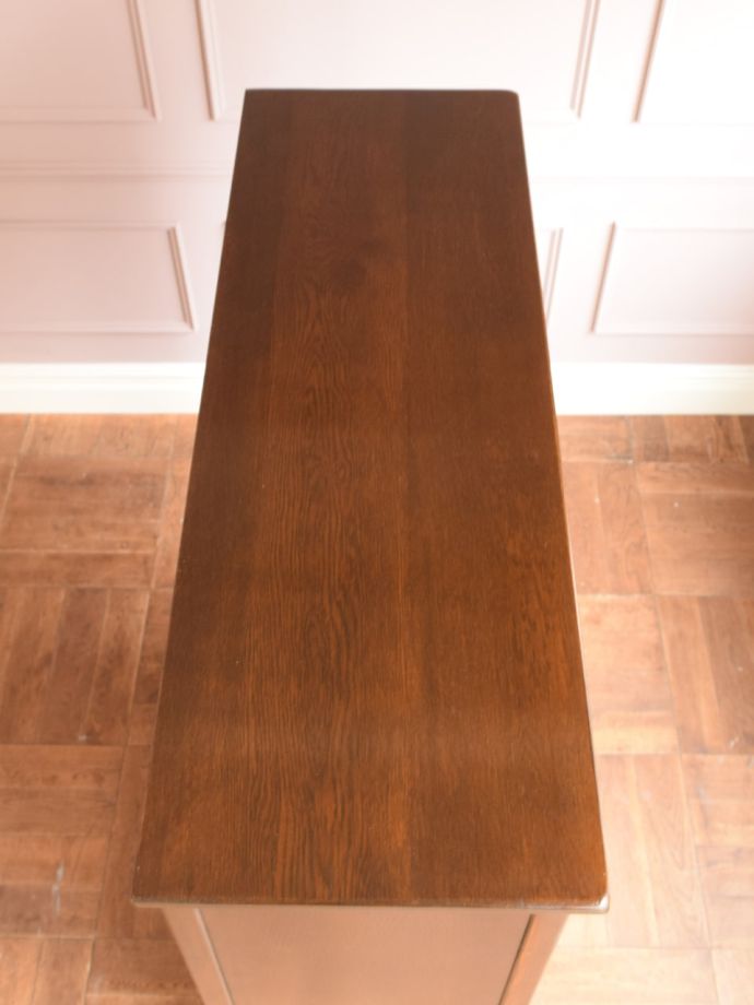 アンティークのキャビネットの天板