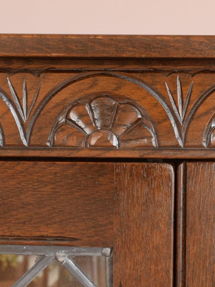 英国アンティーク家具らしい装飾