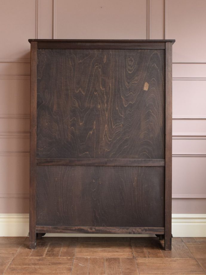 ガラスキャビネットの後ろ姿