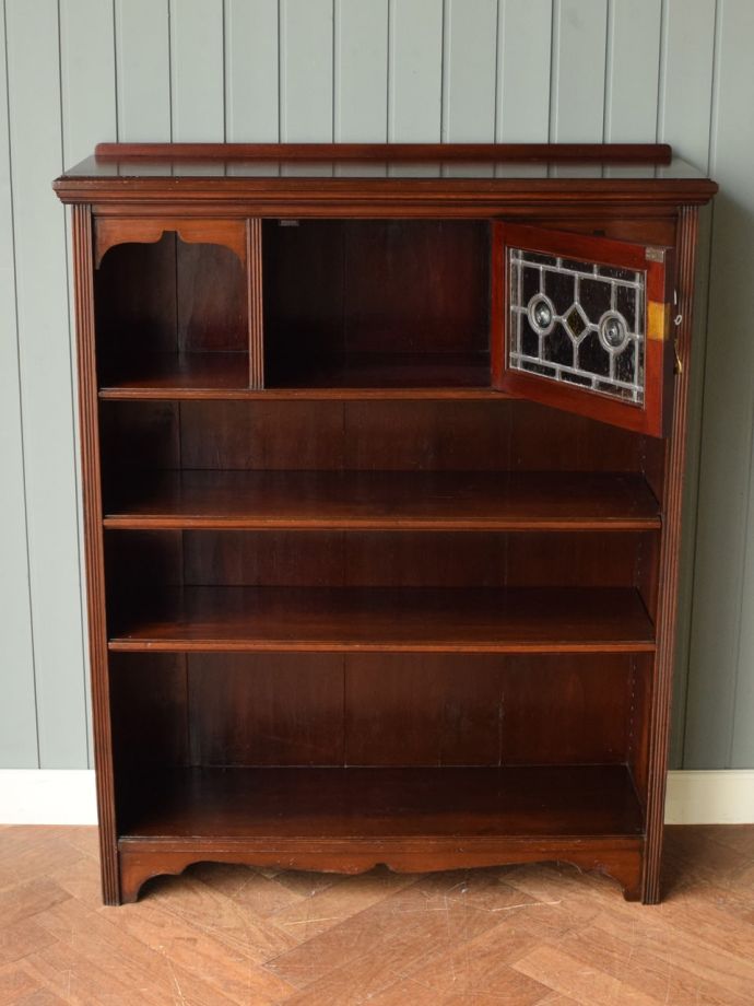 アンティークキャビネットの中