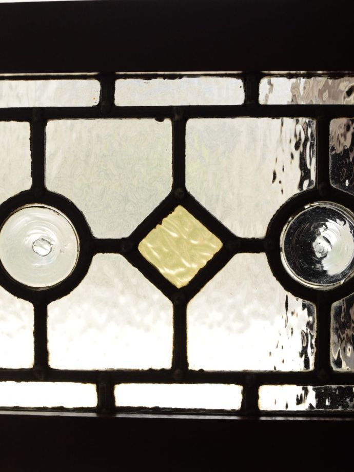 キャビネットの美しいガラス扉