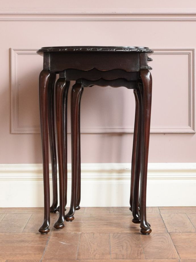 ネストテーブルの横顔