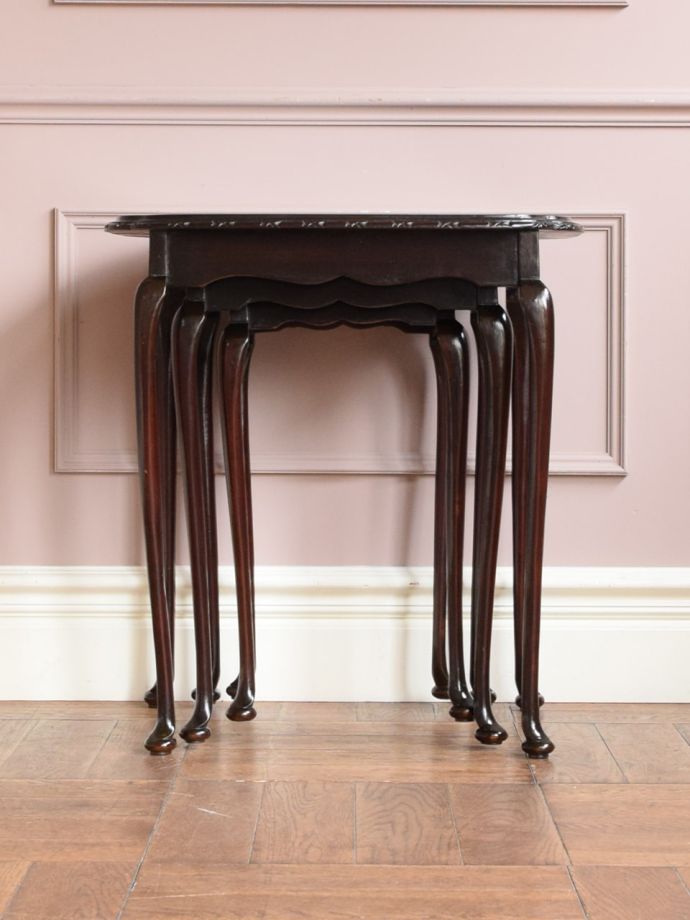 アンティークのネストテーブル