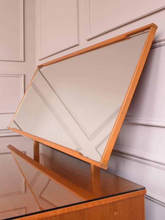 ヴィンテージドレッサーのミラー