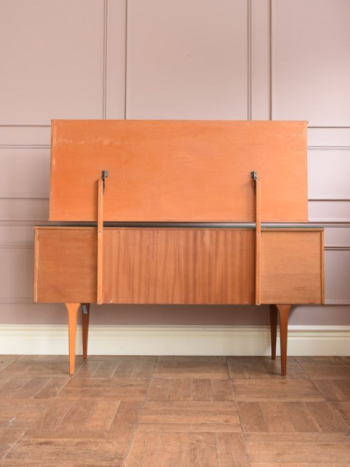 北欧スタイルの家具の後ろ姿