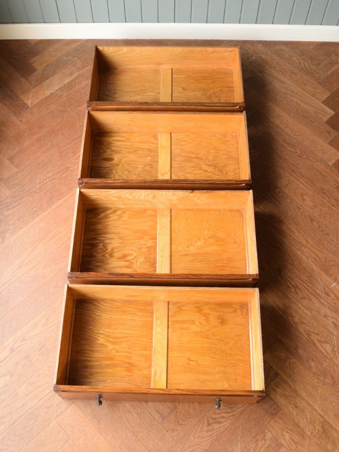 アンティークチェストの引き出しの中