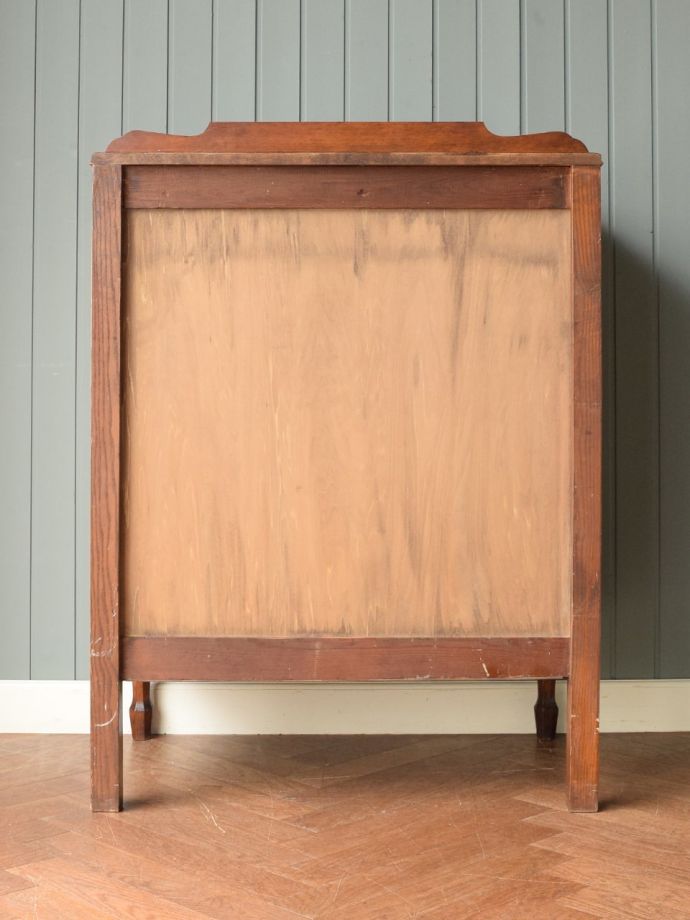 アンティークチェストの後ろ姿