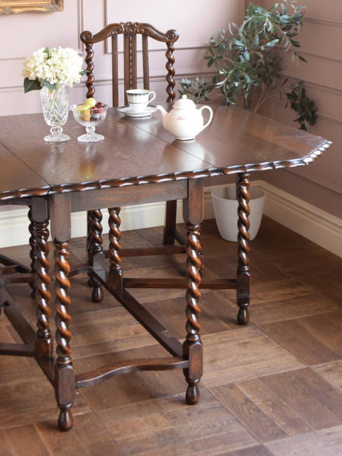 ツイスト足がおしゃれなアンティークの伸長式テーブル、イギリスから