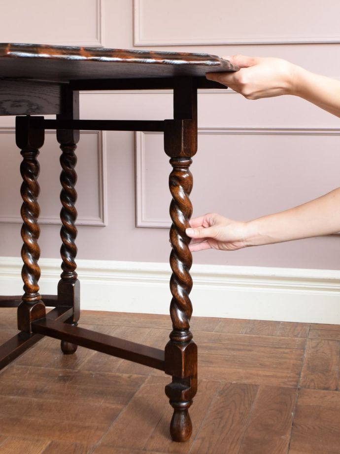 ツイスト足がおしゃれなアンティークの伸長式テーブル、イギリスから