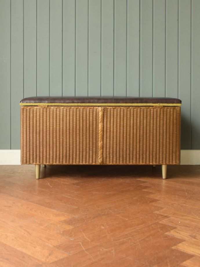 ベンチの後ろ姿