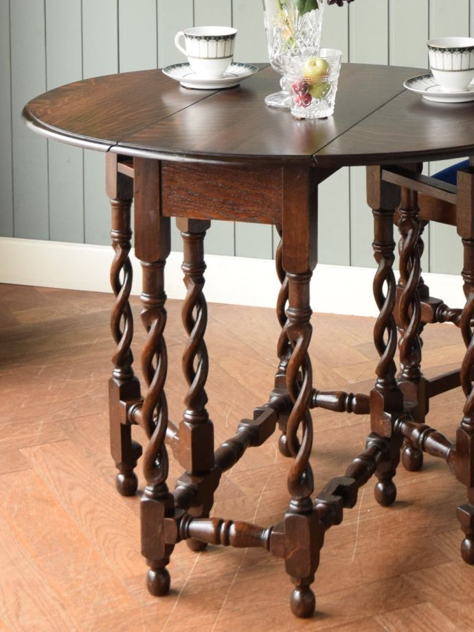 おしゃれなアンティークの伸長式テーブル