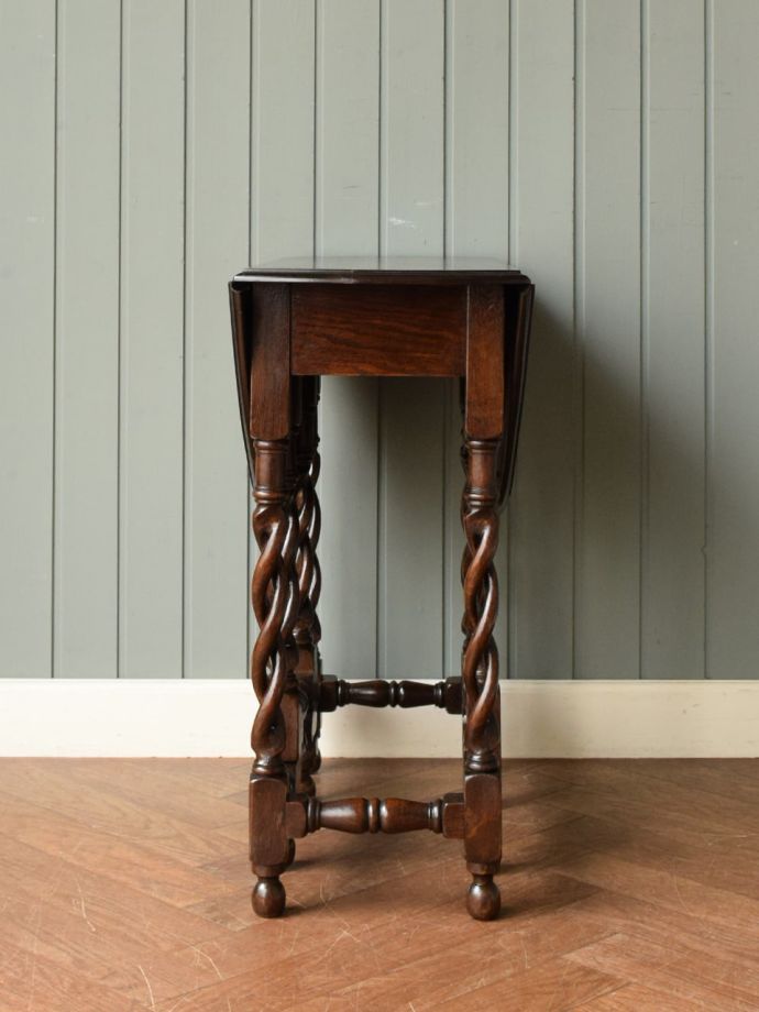 ゲートレッグテーブルの側面