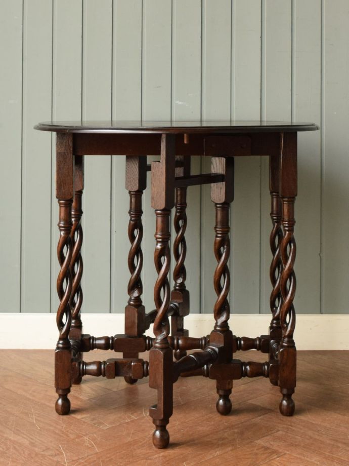 ゲートレッグテーブルの横顔