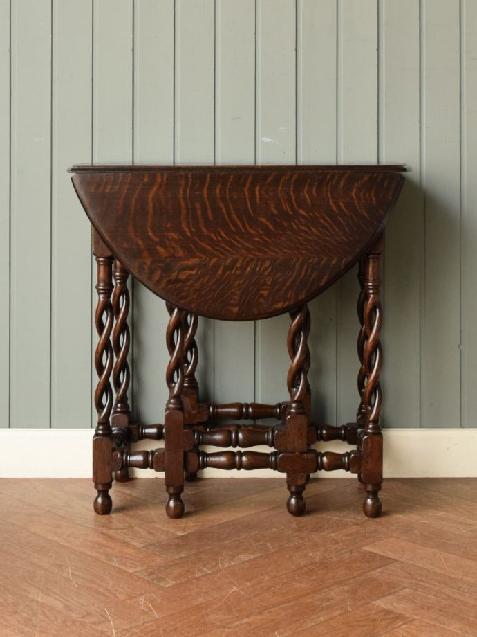 コンパクトに収納できるテーブル