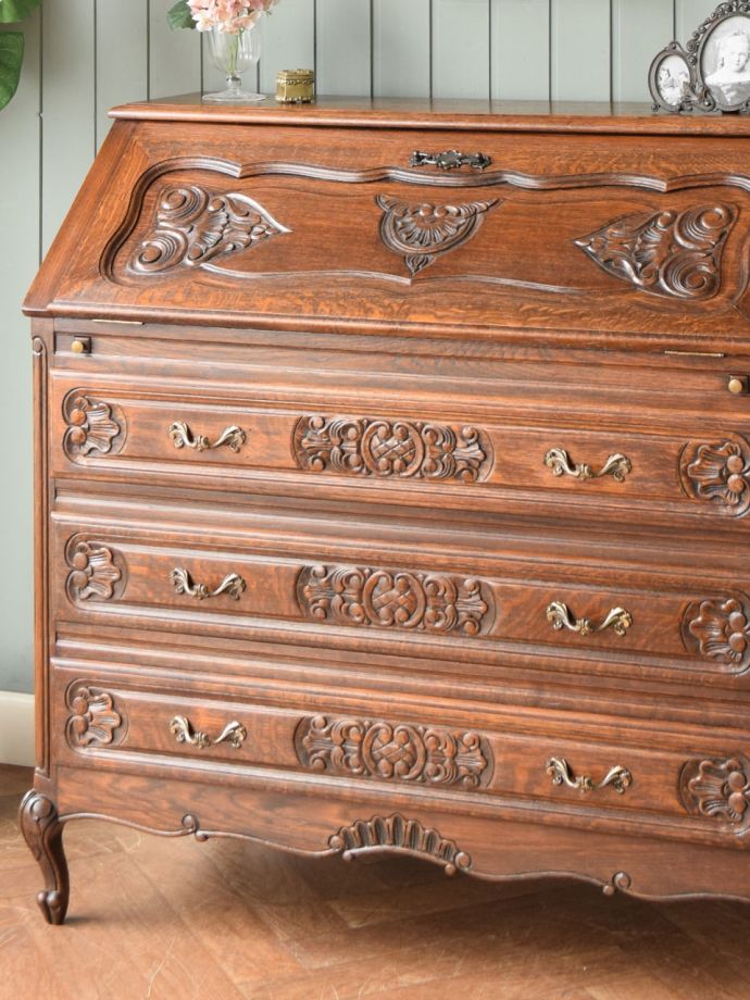 フランスのアンティークらしい美しい彫