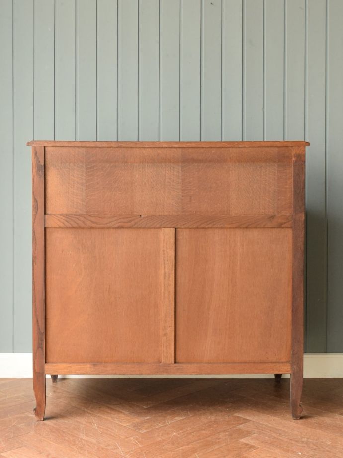 ビューローの後ろ姿