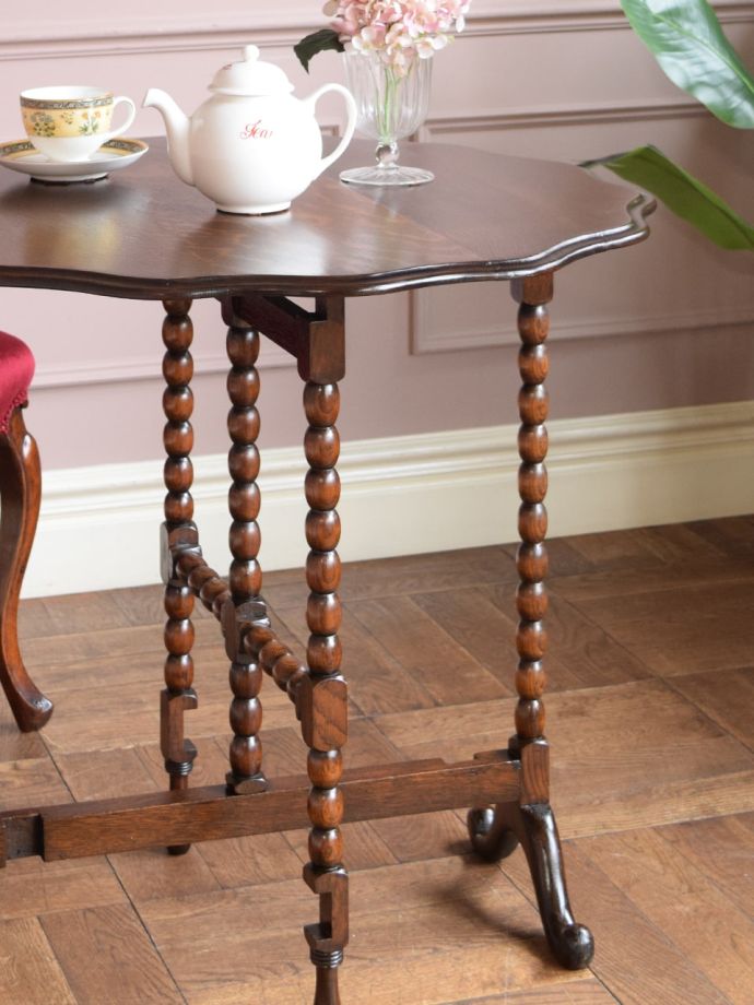 おしゃれなアンティークのテーブル