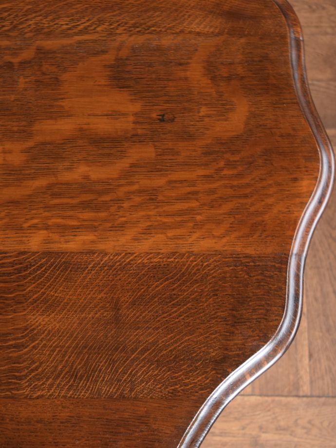 アンティークテーブルらしい木目