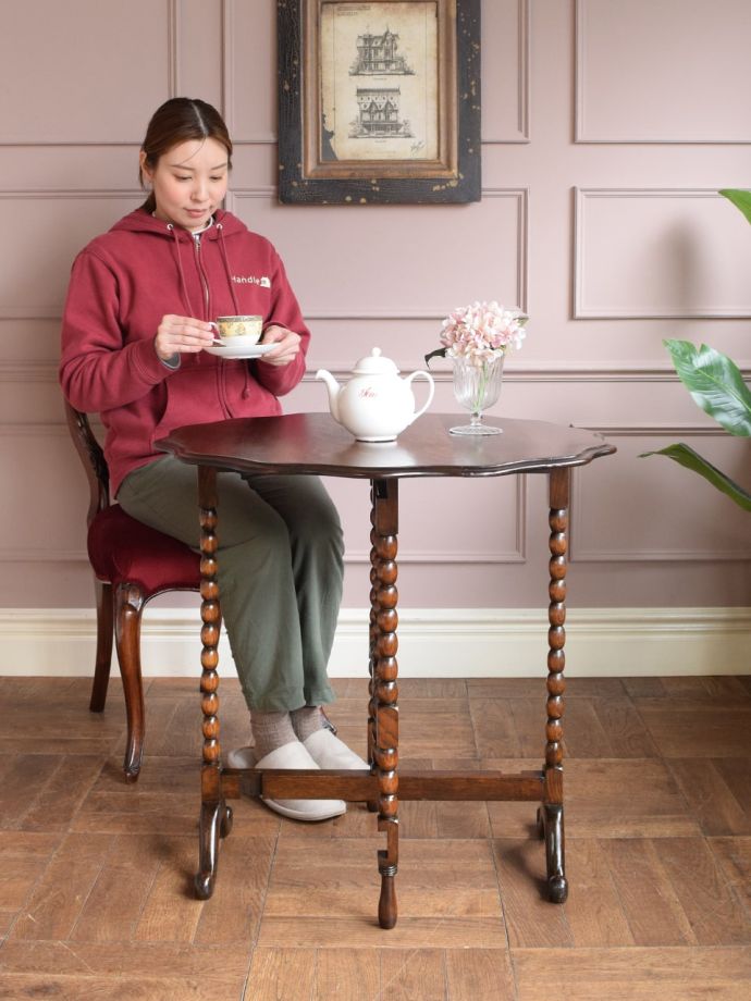 折り畳み式のホールディングテーブル