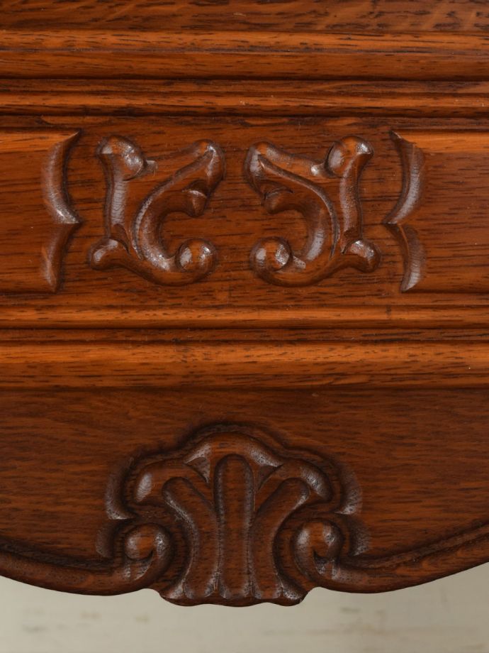 アンティークのチェストの装飾