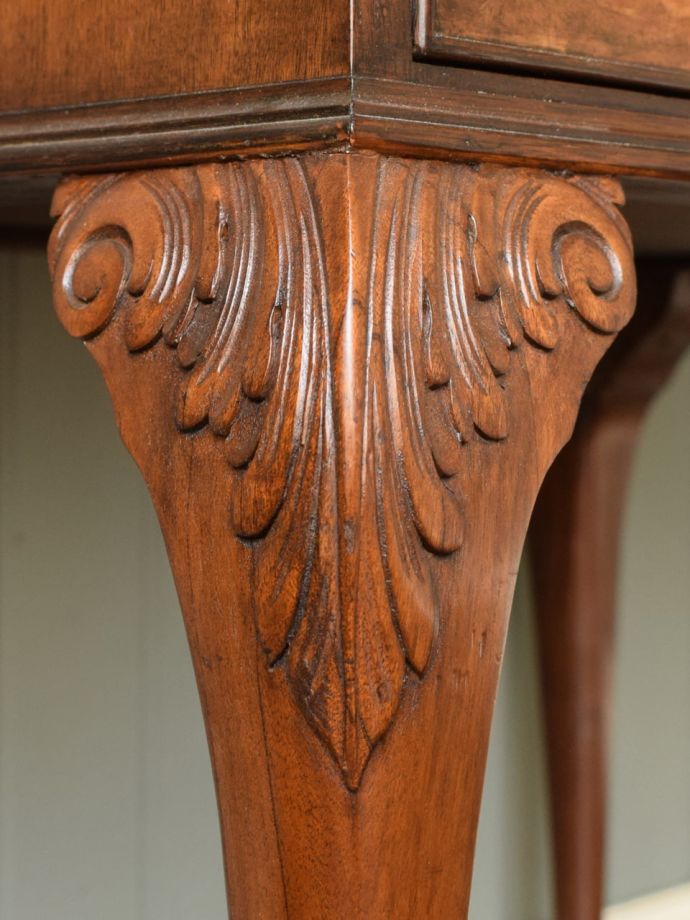 英国アンティーク家具らしい装飾