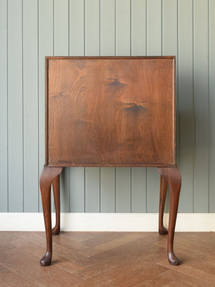 ビューローの後ろ姿