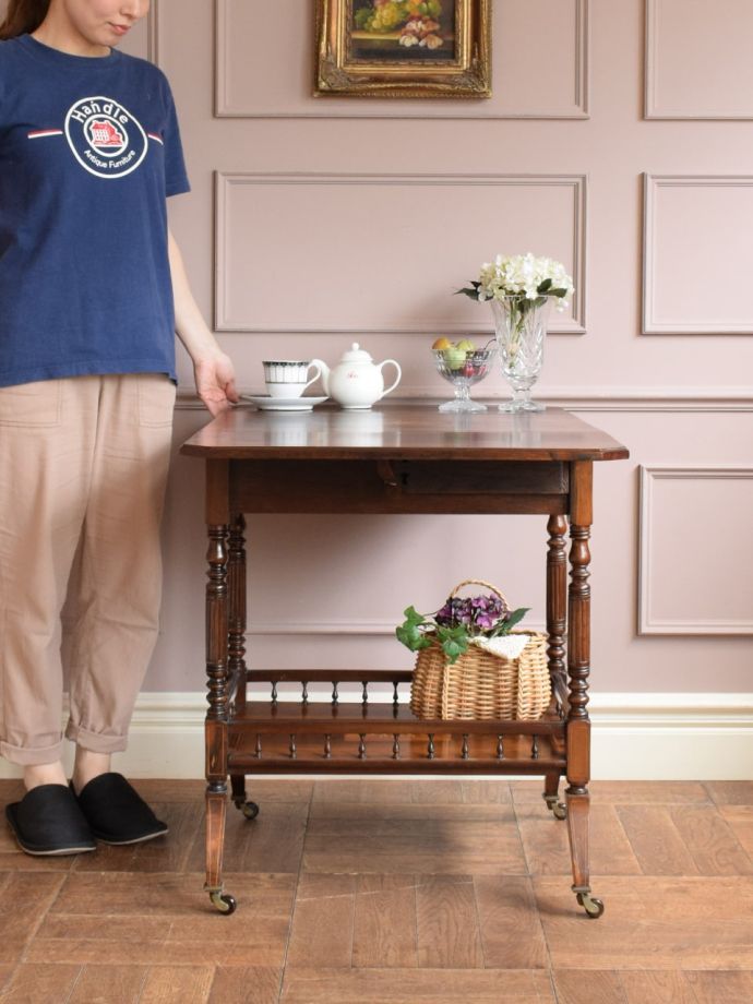 英国アンティークのワゴン