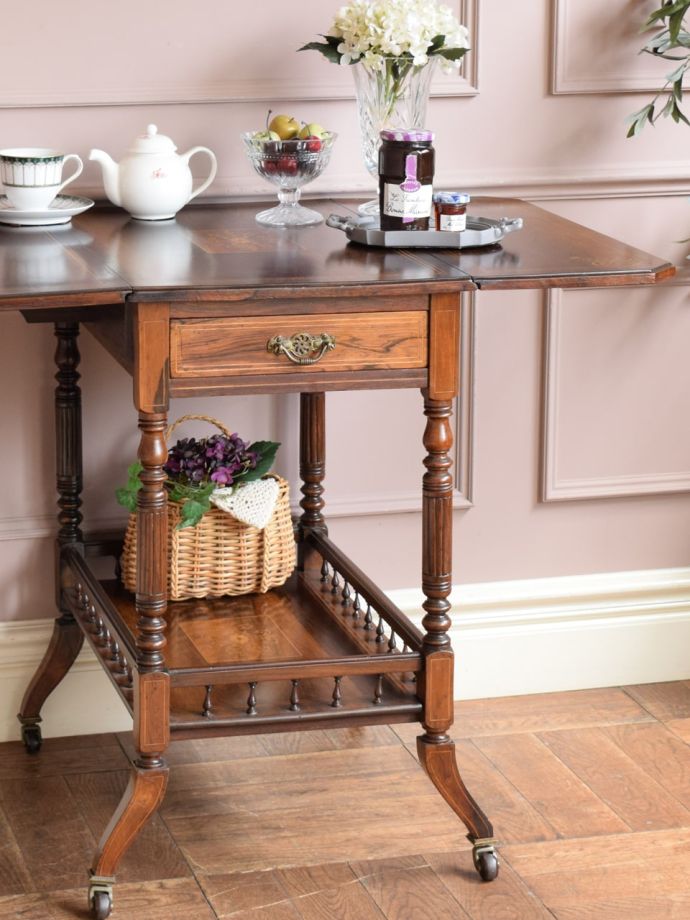 アンティーク家具らしさが漂うワゴン