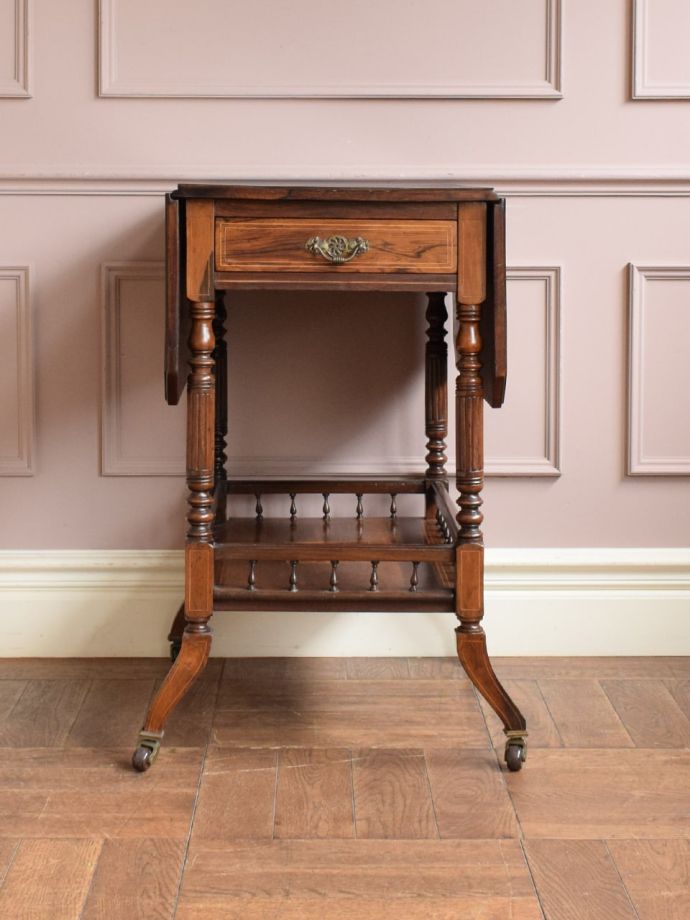 アンティークワゴンの側面