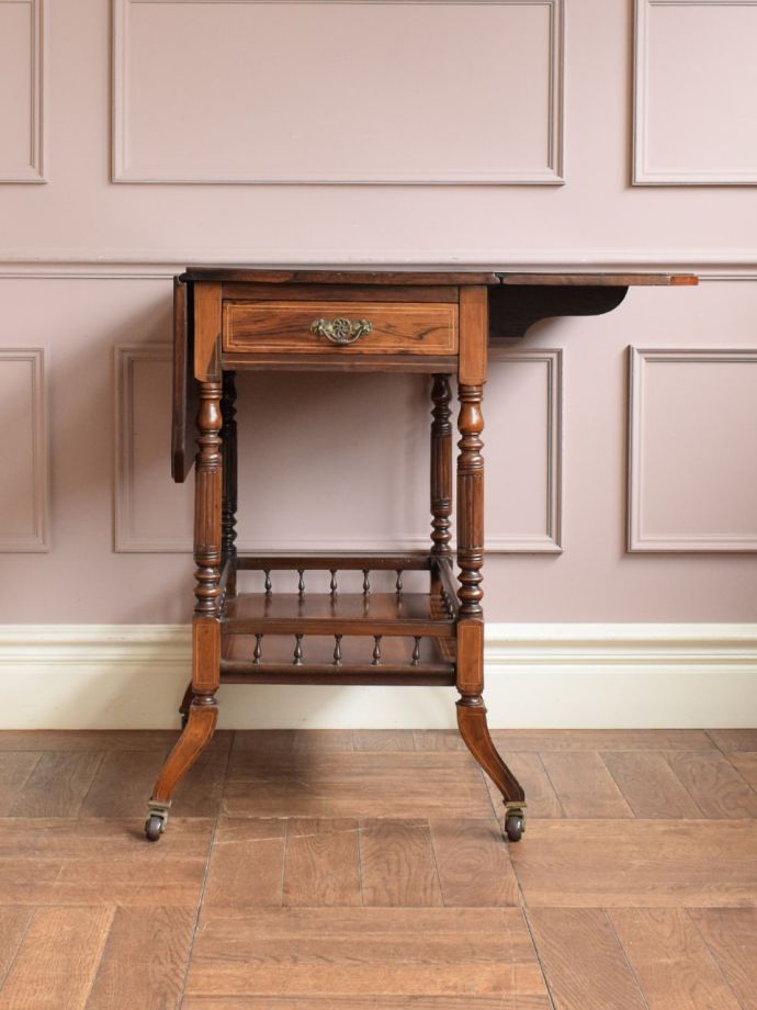 伸長式ワゴンを片方開くと