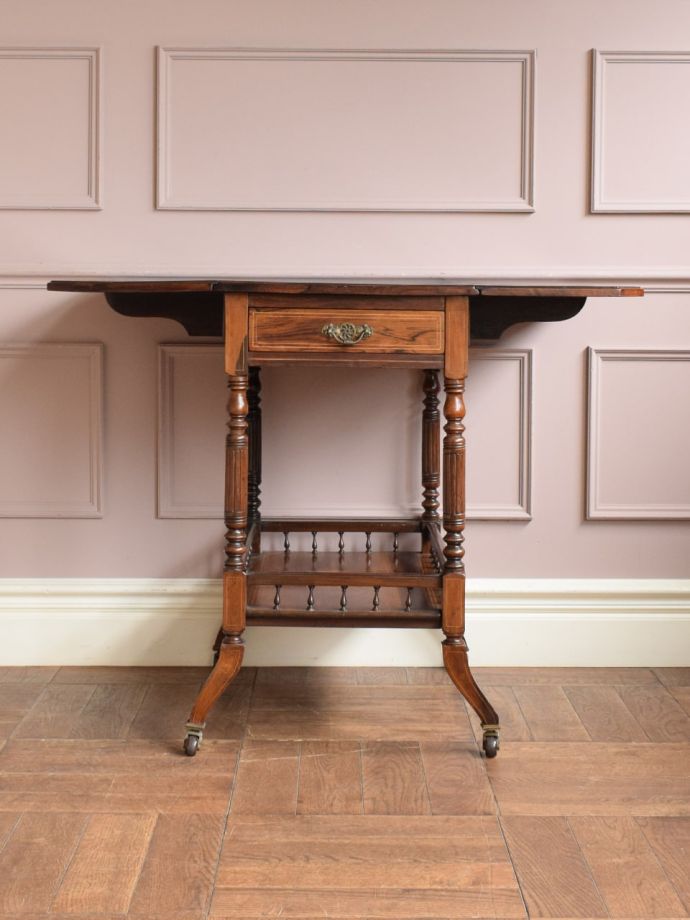 両方のリーフを開いた伸長式ワゴン