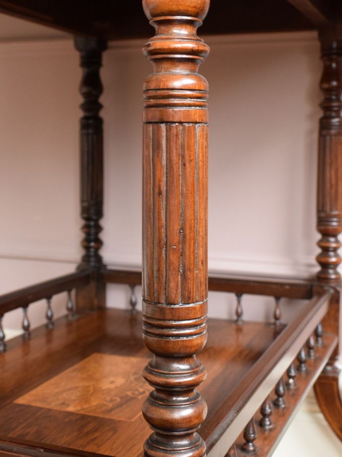 英国アンティーク家具らしい装飾