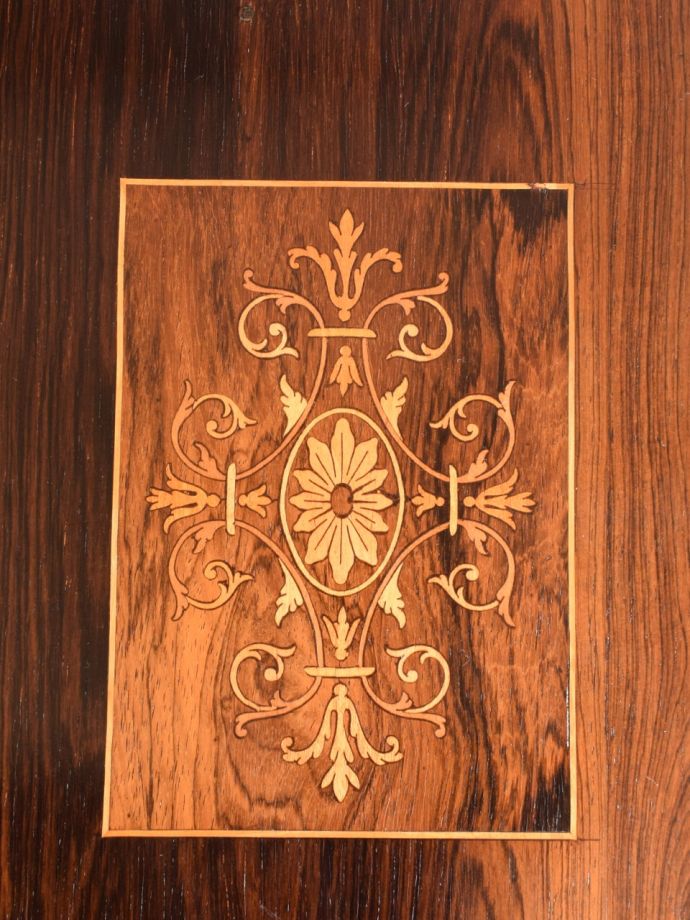 英国アンティーク家具らしい装飾