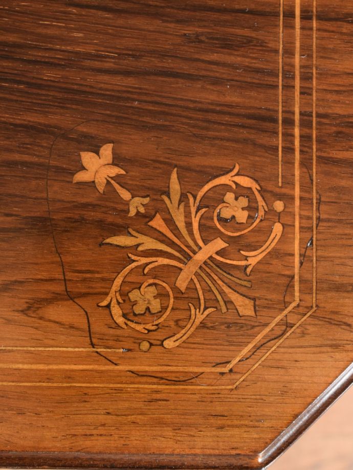 サイドテーブルの華やかな装飾