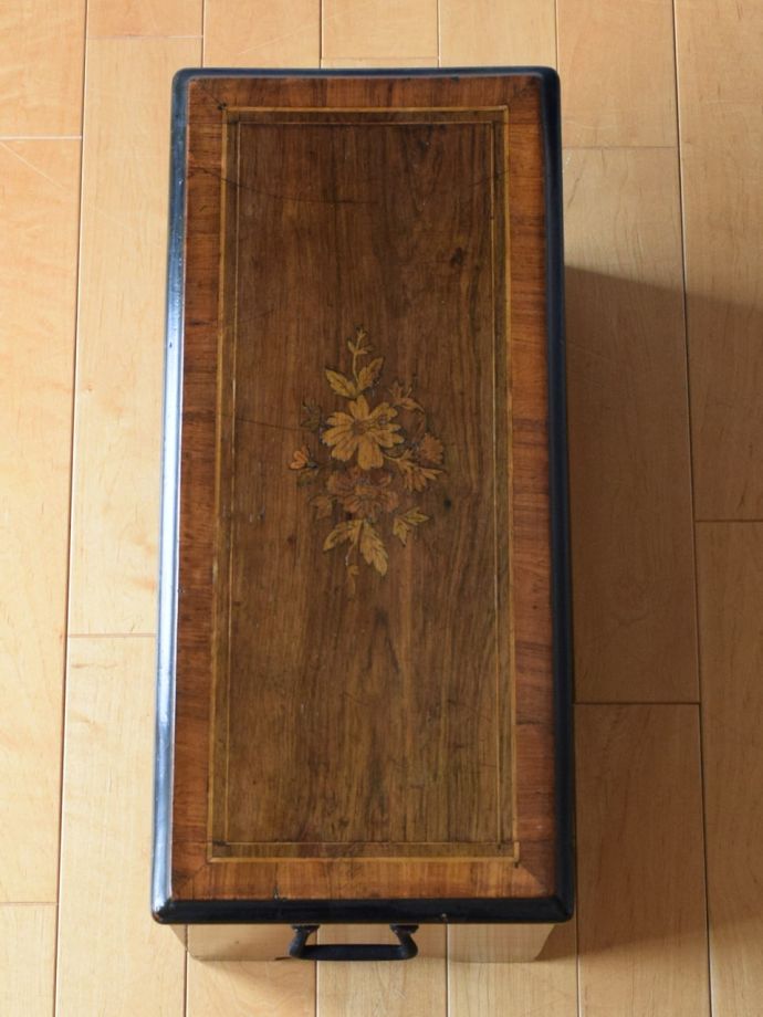 アンティークのブランケットボックスの天板