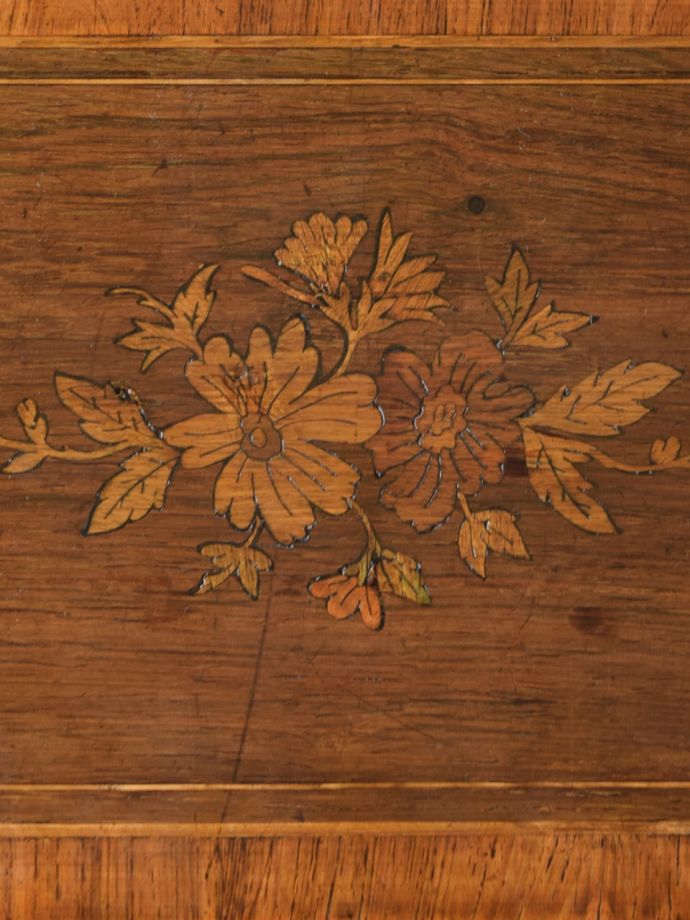 英国アンティーク家具らしい装飾