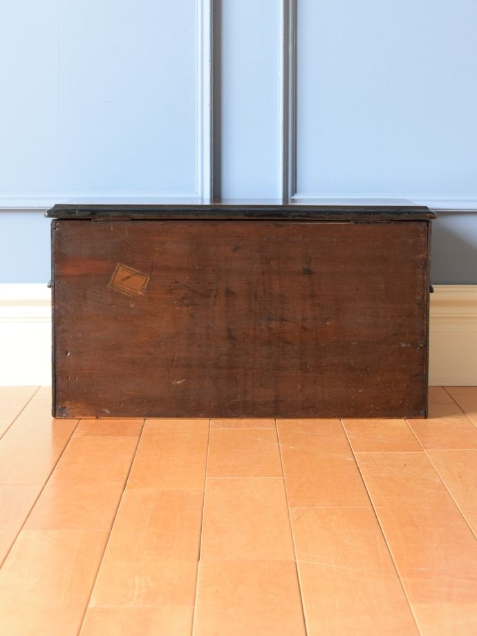 ブランケットボックスの後ろ姿