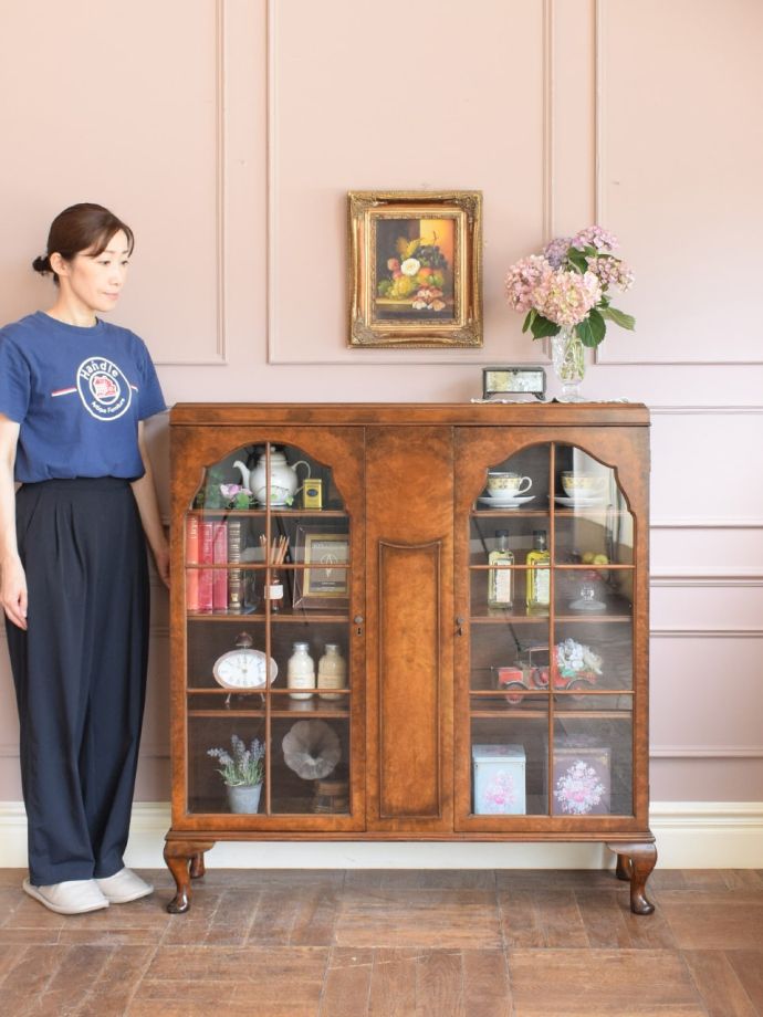 英国アンティークのガラスキャビネット