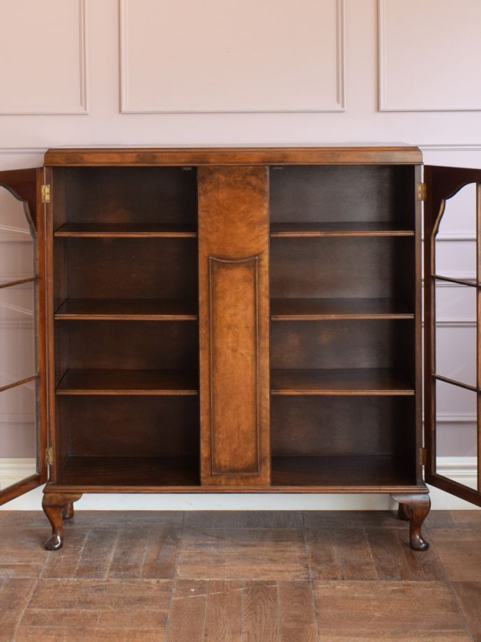 ガラスキャビネットの扉の中