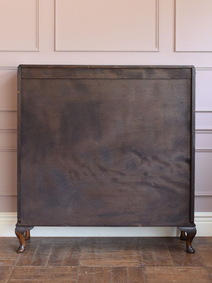 キャビネットの後ろ姿