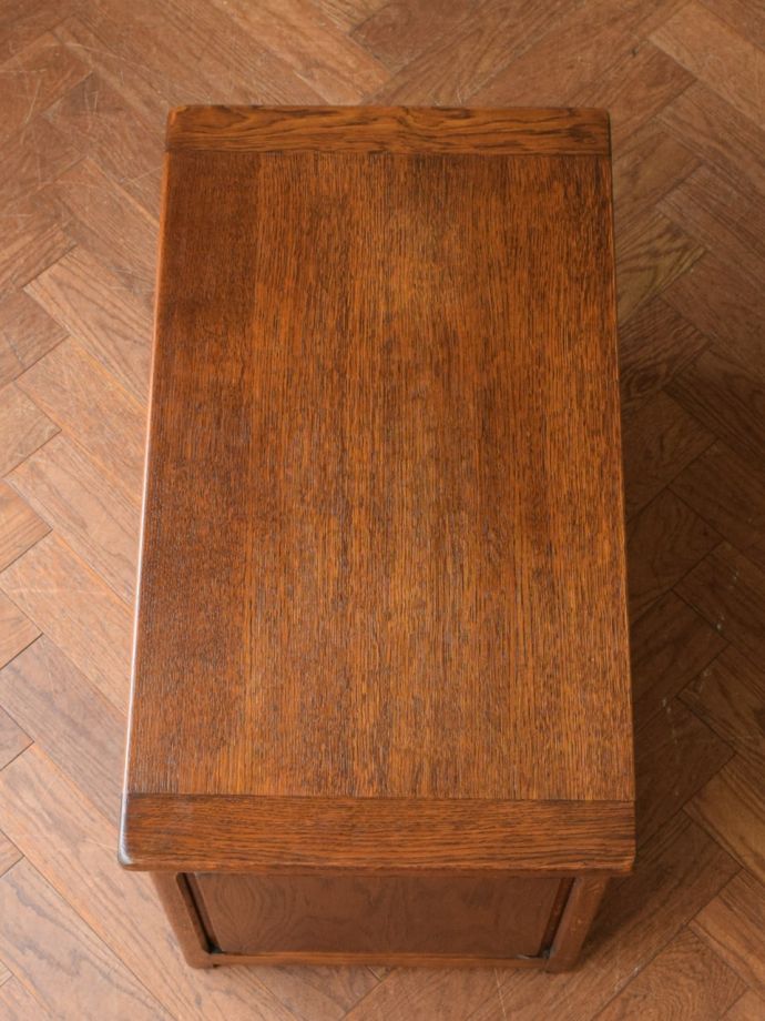 アンティークのブランケットボックスの天板